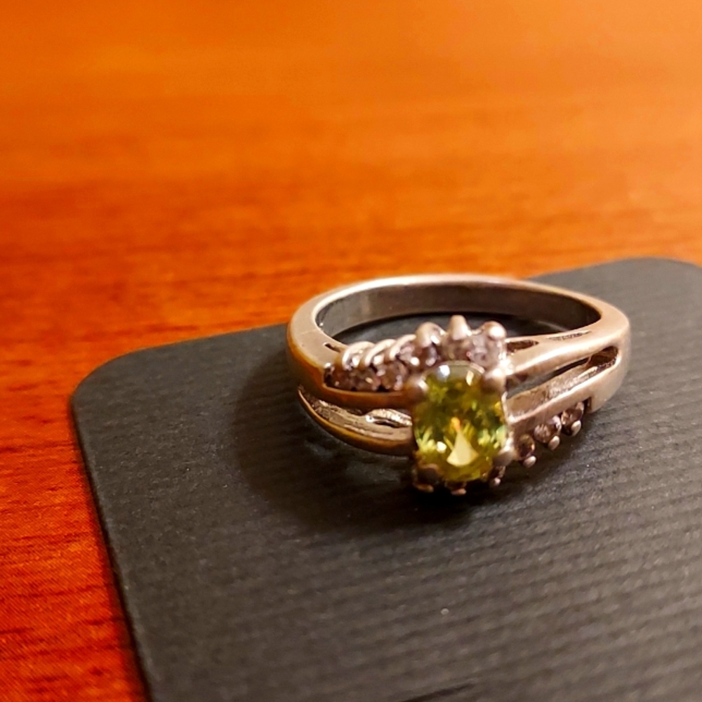 Real diamond & Peridot green birthstone ring - Picture 3 of 8